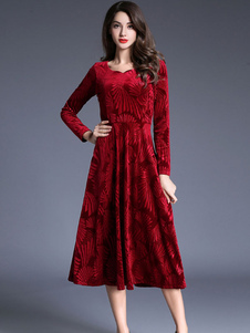 Robe longue rouge en velours de soie jacquard plissé encolure en coeur
