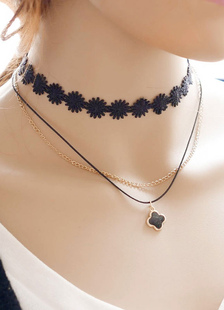 Fascinant collier métallique gothique