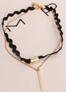 Délicat collier métallique gothique