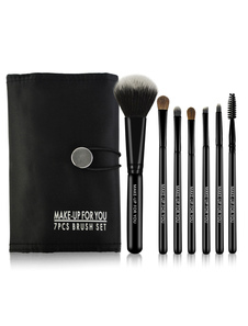 Pinceaux de maquillage noirs