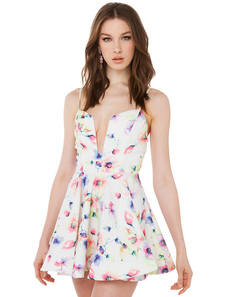 Chic robe skater mode en chiffon blanc impression col V