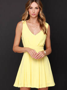Magnétique robe skater mode en polyester jaune unicolore à dos décolleté col V