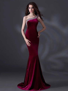 Robe longue bordeaux en velours unicolore moulant avec paillettes à une épaule
