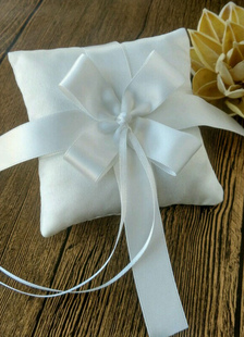 Anneau porteur oreiller Ivoire rubans croisent noeud Satin mariage oreiller