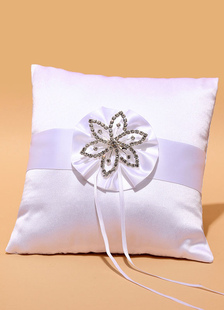 Anneau porteur oreiller blanc strass fleur forme Satin mariage oreiller avec rubans