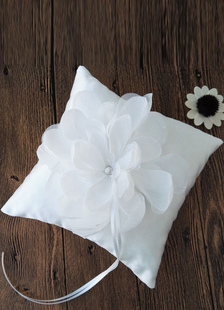 Oreiller d’anneau porteur oreiller fleur Ivoire ruban détail Satin mariage