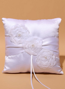Oreiller d’anneau porteur oreiller fleurs blanches Satin perlé Wedding avec rubans