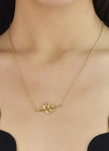 Collier métallique rétro avec pendentif de feuille