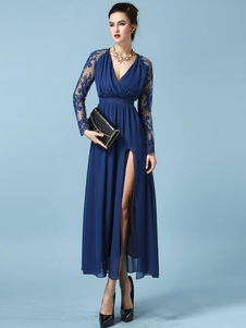 Robe longue bleu foncé en dentelle à demi-transparence fendu col V