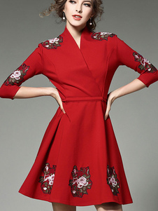 Skater rouge robe V Neck Half Sleeve Floral brodé robe plissée Flare pour femmes