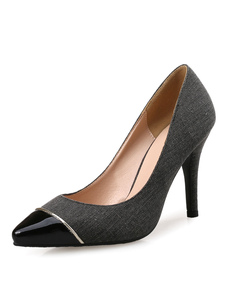 Slip bout pointu talons hauts noir féminin sur les pompes talon aiguille