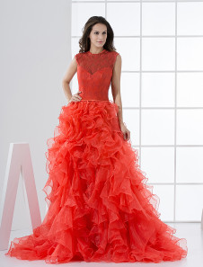 Robe de mariée en organza rouge à volants et traîne