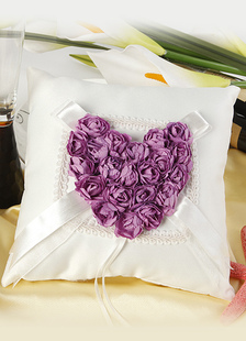 Coussinet présentoir d'alliance, cœur de fleurs pourpres sur satin ivoire