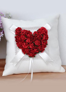 Oreiller bagué de mariage en satin blanc avec fleur rouge