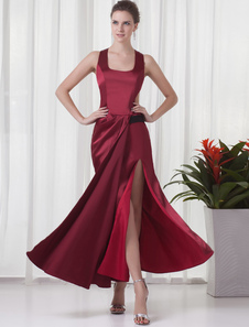 Robe de soirée fourreau bordeaux en satin stretch à bretelles