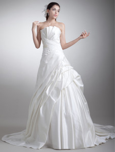 Robe de mariée en satin ivoire plissé bustier traîne courte