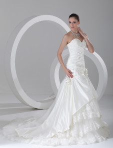 Robe de mariage boule ivoire en taffetas avec encolure coeur à traîne courte