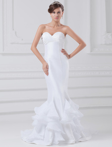 Robe de mariée sirène blanche en satin avec encolure coeur à traîne