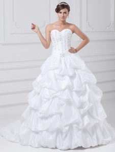 Mariage robe sublimée boule blanche en taffetas encolure coeur brodée à traîne courte