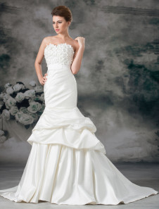 Robe de mariée sirène ivoire en satin encolure coeur à traîne courte