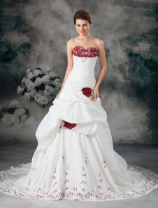 Robe de mariage blanche plissée de col en coeur