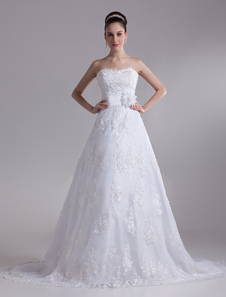 Robe de mariage princesse blanche en tulle encolure coeur à traîne courte