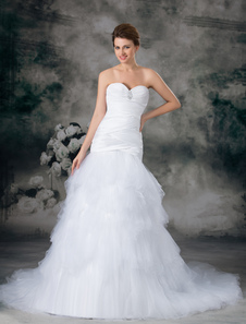 Robe de mariage boule blanche en tulle encolure coeur à traîne courte