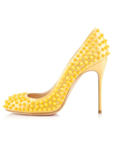 Chaussure cloutée à talon haut jaune