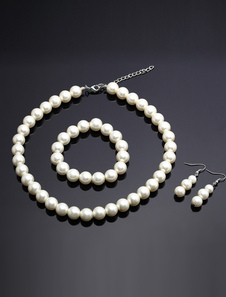 Ensemble de bijoux orné de perles
