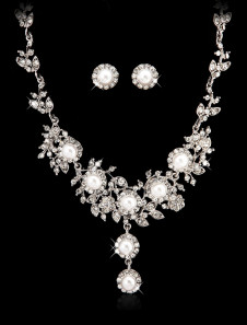 Parure de bijoux élégante fleurs de métal argenté et perles