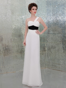 Robe prête à porter plissée blanche à une épaule
