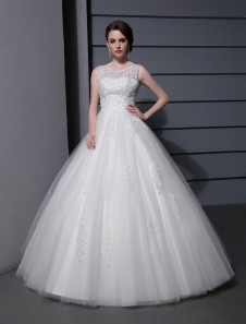 Robe de mariée sublimée boule blanche en dentelle à fines bretelles avec applique