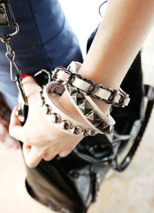 Bracelet punk multicouche avec rivet