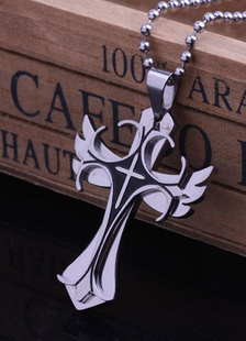 Collier en acier inoxydable gris avec croix