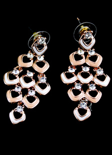 Boucles d’oreilles métalliques creusées avec strass