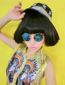 Perruque courte noire de coupe Bob et frange droite