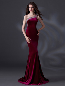 Robe de soirée en velours bordeaux avec strass à une épaule