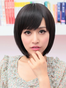 Perruque femme courte noire en kanekalon frange oblique et coupe boyish