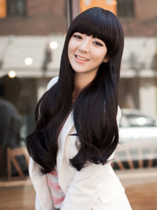 Perruque longue noire brunâtre ébouriffée frange droite