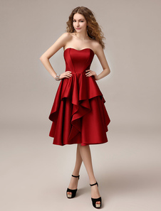 Robe de cocktail en satin bordeaux encolure en coeur à volant