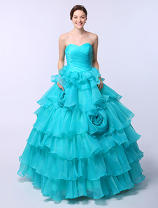 Robe boule multicouche en organza bleu avec fleur d'encolure en coeur