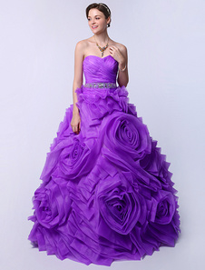 Robe boule en lilas avec perles et jolies fleurs d'encolure en coeur