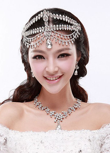 Ensemble de bijoux de cérémonie avec une grande strass sur la coiffure