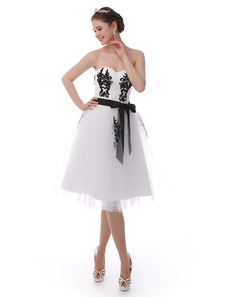 Robe de remise de diplôme en tulle blanc avec applique d'encolure en coeur