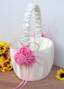 Petit panier en satin plissé orné de fleurs roses