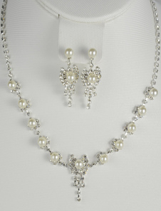 Ensemble de bijoux orné de fausses perles