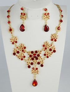 Ensemble de bijoux doré avec strass rouges