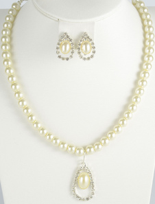 Ensemble de bijoux de fête avec fausses perles