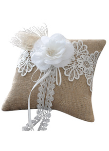 Oreiller de mariage orné de dentelle et fleur blanches