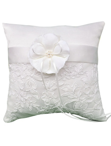 Blanc bague de mariage au porteur oreiller